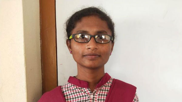 చదువుకునే అన్ని వనరులు లేకున్నా పట్టుదలతో చదివిన ఆదివాసీ బిడ్డ 