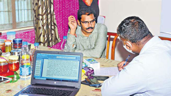 నగదు మాత్రమే కాదు 8 చెక్కులు కూడా .. 3