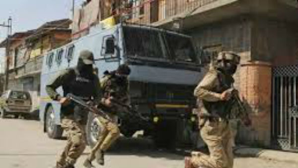  సోదాలు చేస్తున్న భద్రతా దళాలకు కనిపించిన ఉగ్రవాదుల రహస్య స్థావరాలు 