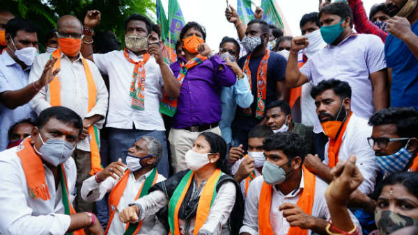 కొన్ని జిల్లాలలో బిజెపి కలెక్టరేట్ ముట్టడి కార్యక్రమం ఉద్రిక్తతకు దారి తీసింది. కొన్ని జిల్లాలలో బిజెపి కలెక్టరేట్ ముట్టడి కార్యక్రమం ఉద్రిక్తతకు దారి తీసింది.