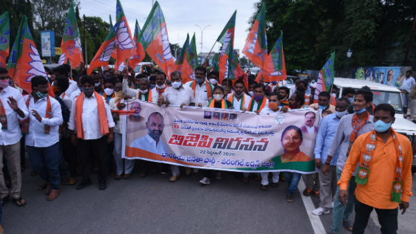 జనగామలో కలెక్టరేట్ అద్దాలు ధ్వంసం చేసిన బీజేపీ కార్యకర్తలు జనగామలో కలెక్టరేట్ అద్దాలు ధ్వంసం చేసిన బీజేపీ కార్యకర్తలు