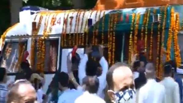 అంతిమ కర్మలను నిర్వహించిన ఆయన కుమారుడు అభిజిత్ ముఖర్జీ అంతిమ కర్మలను నిర్వహించిన ఆయన కుమారుడు అభిజిత్ ముఖర్జీ