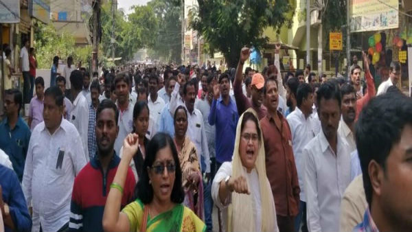 దారికి అడ్డంగా మంచం వేసుకుని రైతు ఆందోళన 