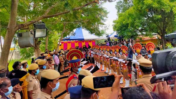 తిరువన్నమలై ఆలయంలో ఎస్పీ బాలుకు ఇళయరాజా నివాళి తిరువన్నమలై ఆలయంలో ఎస్పీ బాలుకు ఇళయరాజా నివాళి