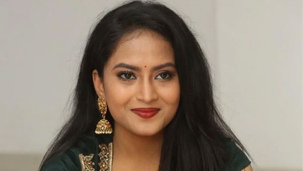 ఫోన్ సంభాషణలో శ్రావణిని బెదిరించిన దేవరాజ్ ఫోన్ సంభాషణలో శ్రావణిని బెదిరించిన దేవరాజ్