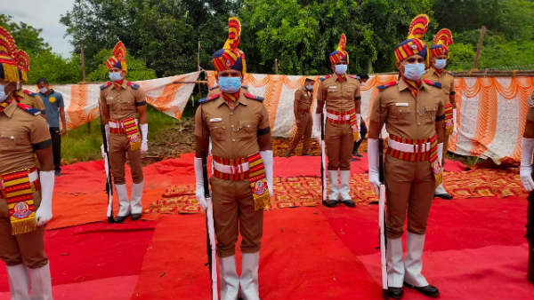 తమిళనాడు ప్రభుత్వ లాంచనాలతో వీడ్కోలు తమిళనాడు ప్రభుత్వ లాంచనాలతో వీడ్కోలు