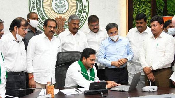 ఉచిత బోర్లతో సాగునీరందించే లక్ష్యం .. వైఎస్ఆర్ జల కళ ప్రారంభం