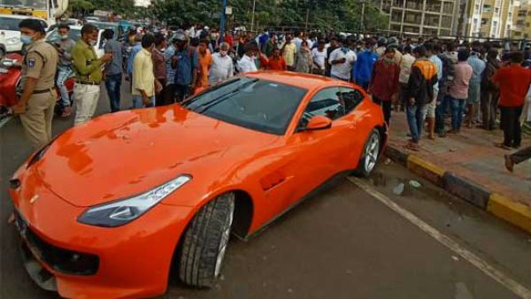అతివేగంతో అదుపుతప్పిన ఫెరారీ కారు