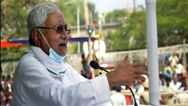 Four held for throwing slipper at Nitish Kumar at election rally in sakra Four held for throwing slipper at Nitish Kumar at election rally in sakra