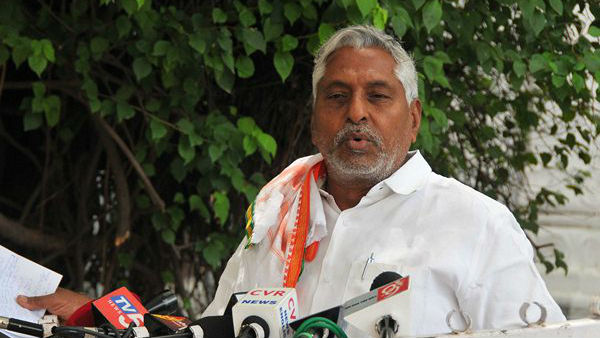 నడవటం చేతకాకుంటే హెలికాఫ్టర్ లో ఏరియల్ సర్వే చెయ్యండన్న జీవన్ రెడ్డి 