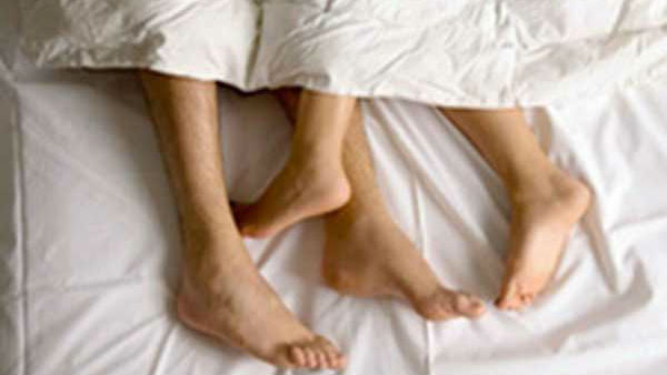 బెడ్ రూమ్ లో ఫ్రెండ్, ఆంటీ రాసలీలలు 