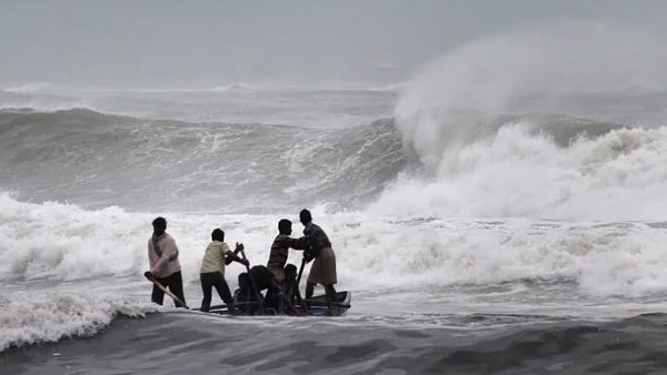 జలదిగ్బంధంలో లంక గ్రామాలు 