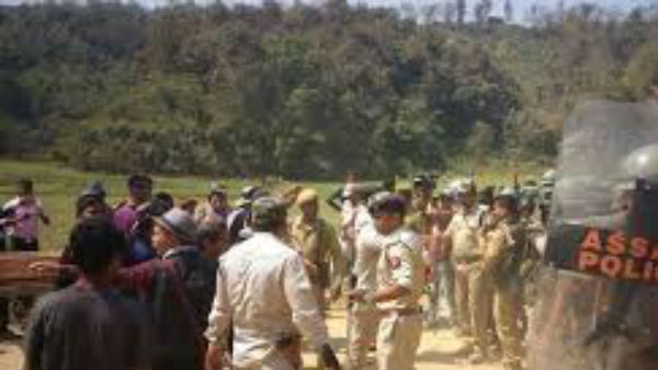 ఘర్షణలకు కోవిడ్ సెంటరే కారణమా? పెను విధ్వంసం ఘర్షణలకు కోవిడ్ సెంటరే కారణమా? పెను విధ్వంసం