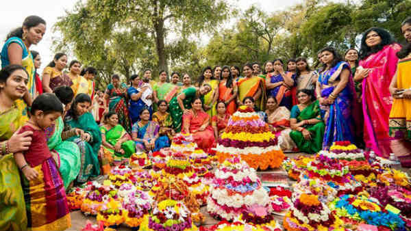 బతుకమ్మ స్పూర్తితో కరోనాను ఎదుర్కొందాం అని పిలుపు