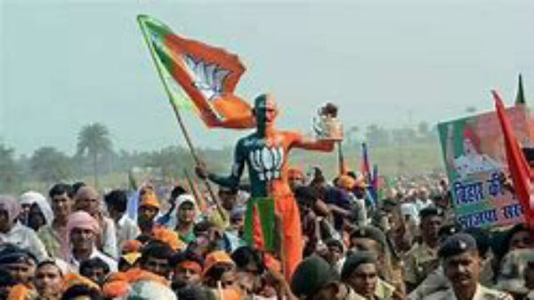 లాక్‌డౌన్‌లో సగం ఉద్యోగాలు ఆవిరి...