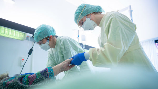 కరోనా నుంచి బయటపడాలంటే... కరోనా నుంచి బయటపడాలంటే...