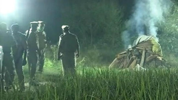  ఉద్రిక్త పరిస్థితులు నెలకొనే పరిస్థితి.. ఆ కారణంతోనే అర్దరాత్రి అంత్యక్రియలు 