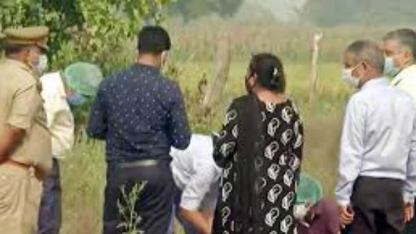 అవి నెత్తుటి మరకలు కాదు.. : నిందితుడి కుటుంబం