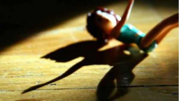 12 ఏళ్ళ కుమార్తెను పెన్సిల్ తో పొడిచిన తల్లి .. ఆన్ లైన్ తరగతులే కారణం 