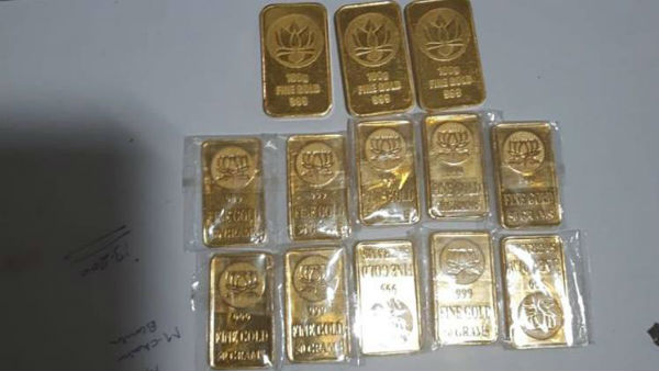 ముంబై ,జై పూర్ కు అక్రమంగా రవాణా.. ట్యాక్స్ కట్టని బంగారంగా గుర్తింపు ముంబై ,జై పూర్ కు అక్రమంగా రవాణా.. ట్యాక్స్ కట్టని బంగారంగా గుర్తింపు