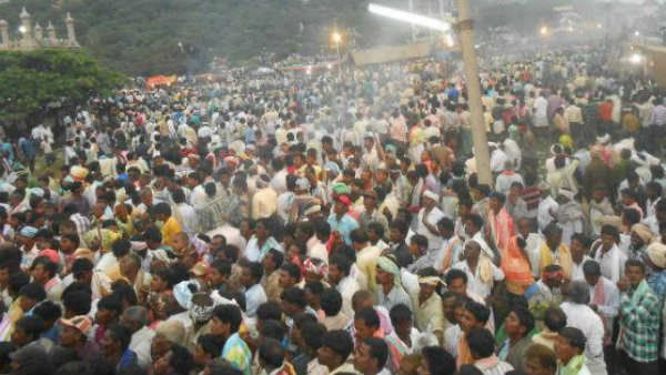 నచ్చజెప్పినా సరే వినిపించుకోని స్థానికులు .. పోలీసులపై ఆగ్రహం 