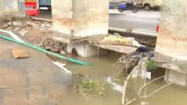 మూసాపేట పిల్లర్ చుట్టూ పెద్ద గొయ్యి 