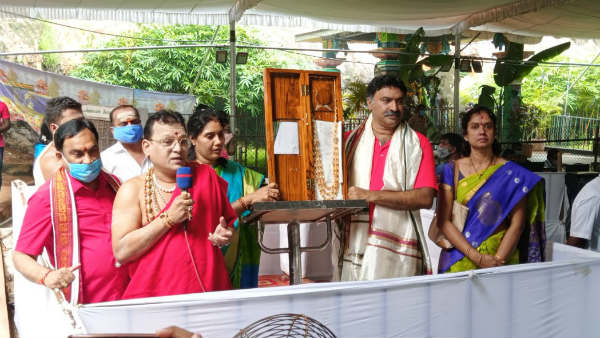 nri devotee donates rs.40 lakh worth gold necklace to vijayawada kanakadurga