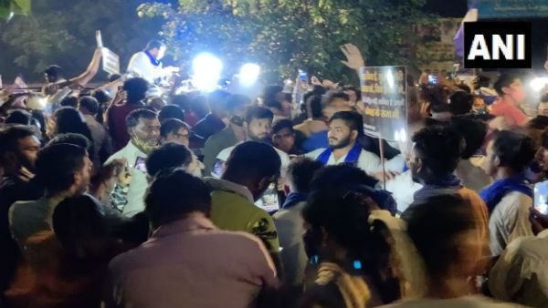 రాహుల్ ను అవమానించటం ప్రజాస్వామ్యంపై సామూహిక అత్యాచారం రాహుల్ ను అవమానించటం ప్రజాస్వామ్యంపై సామూహిక అత్యాచారం