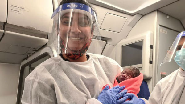 ఢిల్లీ నుండి బెంగళూరు విమానంలో ప్రసవించిన తల్లి .. నెలలు నిండక ముందే