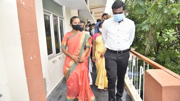 ఆఫీసుల్లో ఆనందోత్సాహాలు.. ఆఫీసుల్లో ఆనందోత్సాహాలు..