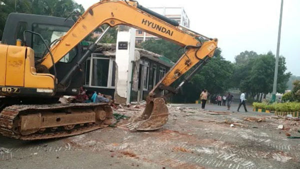 పుట్ట పగలుతుంటే తట్టుకోలేకపోతోంది