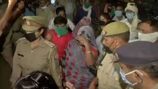 బాధితురాలి తండ్రి ఏమంటున్నారు... బాధితురాలి తండ్రి ఏమంటున్నారు...