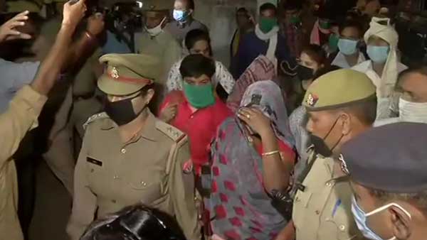 కోర్టులో బోరున విలపించిన తల్లి... 