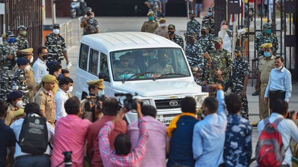 హత్రాస్ ఎంట్రన్స్ లో కూడా పోలీసుల బందోబస్తు హత్రాస్ ఎంట్రన్స్ లో కూడా పోలీసుల బందోబస్తు