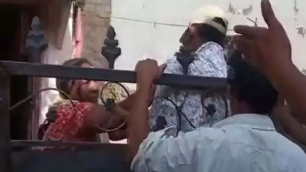 గల్లా పట్టి లాగిన మహిళ..