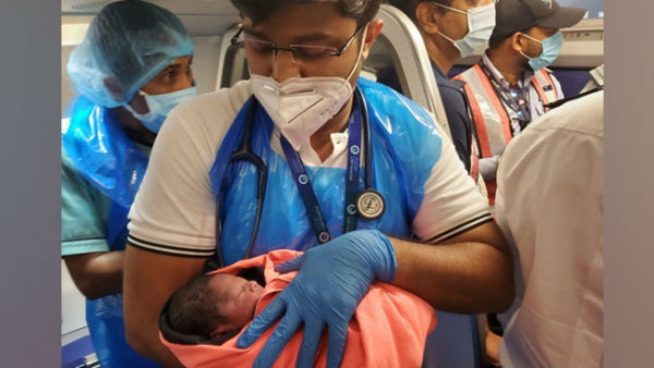  సహకరించిన సిబ్బంది, డెలివరీ చేసి విమానంలో ప్రయాణిస్తున్న గైనకాలజిస్ట్