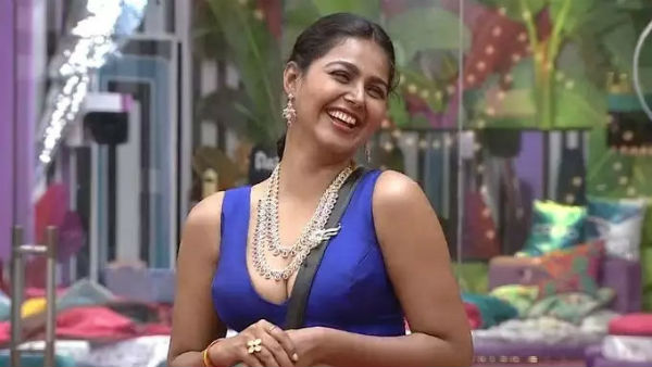 హౌజ్లో మోనాల్ గ్లామర్ డోస్ హౌజ్లో మోనాల్ గ్లామర్ డోస్
