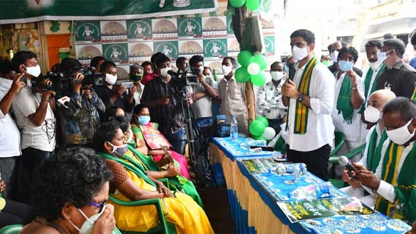 మూడు రాజధానుల పేరుతో మూడు ప్రాంతాల మధ్య జగన్ చిచ్చు పెట్టారన్న లోకేష్