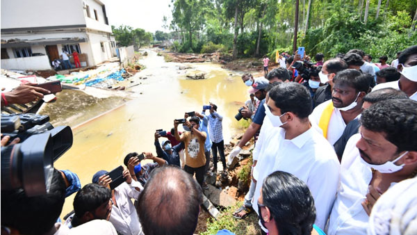 తూర్పు గోదావరి జిల్లాలో వరద ప్రభావిత ప్రాంతాల్లో పర్యటించిన లోకేష్ తూర్పు గోదావరి జిల్లాలో వరద ప్రభావిత ప్రాంతాల్లో పర్యటించిన లోకేష్