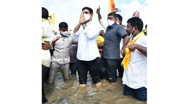 కూలిన ఇళ్ళు, మునిగిన పొలాలు చూస్తే మనసు చలించిపోయింది కూలిన ఇళ్ళు, మునిగిన పొలాలు చూస్తే మనసు చలించిపోయింది