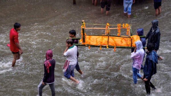 వరదల్లో వాహనాలు... వీడియోలు వైరల్..