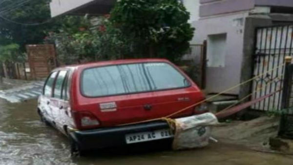 తాడుతో కారును గేటుకు...