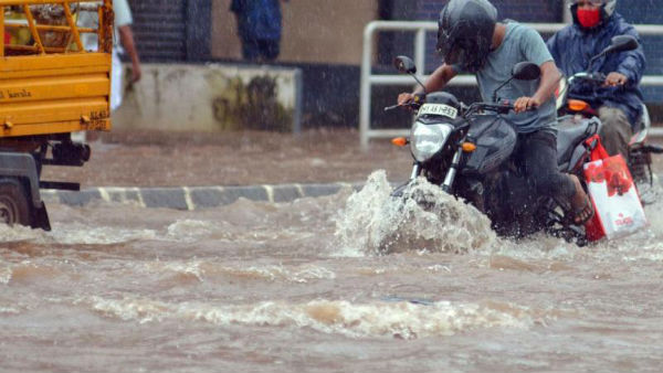 హైవే లపై కూడా వరదనీరు .. వాహన రాకపోకలకు తీవ్ర ఇబ్బంది హైవే లపై కూడా వరదనీరు .. వాహన రాకపోకలకు తీవ్ర ఇబ్బంది