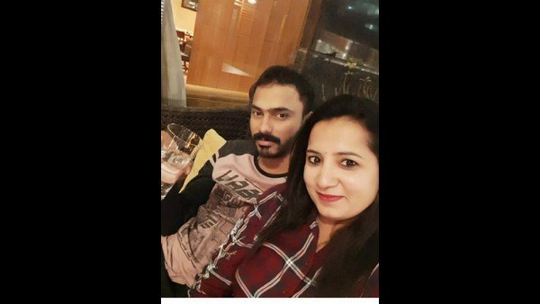 ప్రియుడికి పూజ చేస్తున్న పూజా