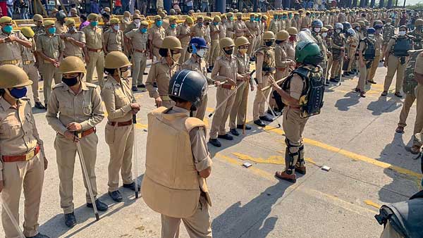 గ్రామంలో భారీగా పోలీసులు... 