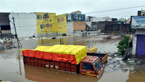 హైదరాబాద్కు దగ్గరలోనే తీవ్ర వాయుగుండం హైదరాబాద్కు దగ్గరలోనే తీవ్ర వాయుగుండం