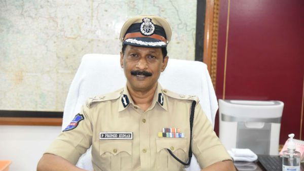 భూతగాదాల్లో మధ్యవర్తిత్వం చేసే రౌడీ షీటర్లపై పీడీ యాక్ట్ పెట్టాలన్న సీపీ భూతగాదాల్లో మధ్యవర్తిత్వం చేసే రౌడీ షీటర్లపై పీడీ యాక్ట్ పెట్టాలన్న సీపీ