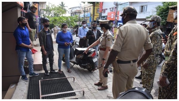 కారులో మేడమ్ అయినా సార్ అయినా అంతే కారులో మేడమ్ అయినా సార్ అయినా అంతే