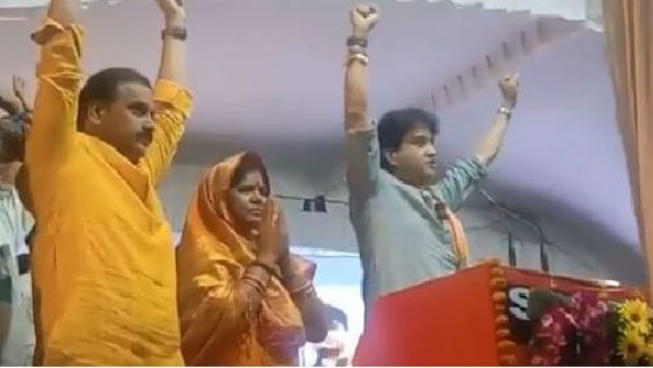 హస్తానికి ఓటేయాలంటూ.. హస్తానికి ఓటేయాలంటూ..