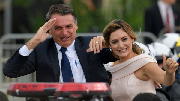 మాస్క్​ పీకేసి..